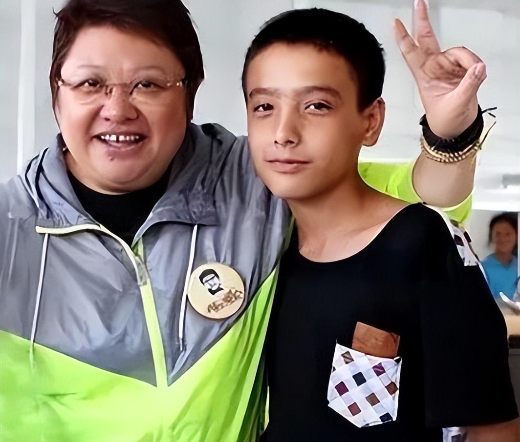 韩红儿子张婕:选秀现场一跪成名,意外揭开韩红“诈捐”真相