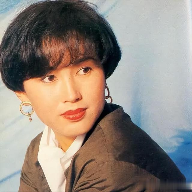 “亚视一姐”被渣男骗光家产,气死母亲儿子抑郁,现61岁流落街头