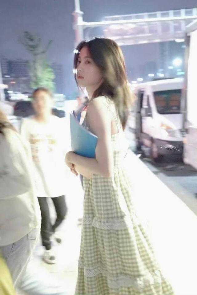 白鹿|《奔跑吧》第十二季正式官宣！白鹿一身提花吊带裙好美啊