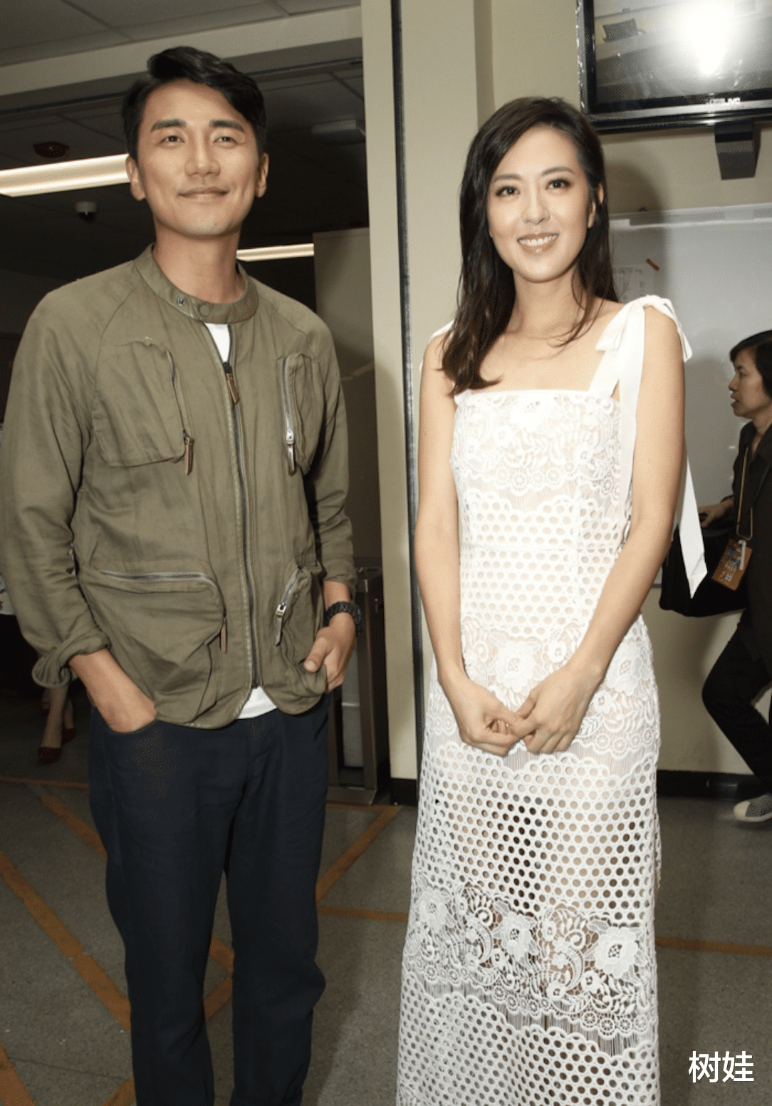 TVB花旦出席女DJ婚礼,看对方与妻手牵手感动落泪,邓丽欣也在场