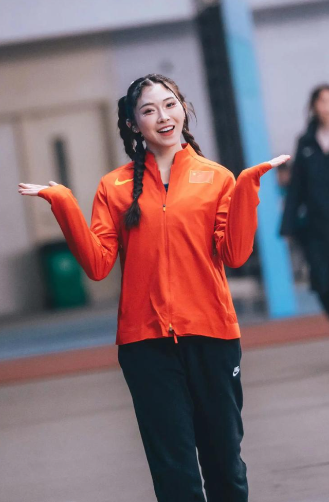 没有密不透风的墙，原来她就是吴艳妮的妈妈，难怪女儿这么“狂”