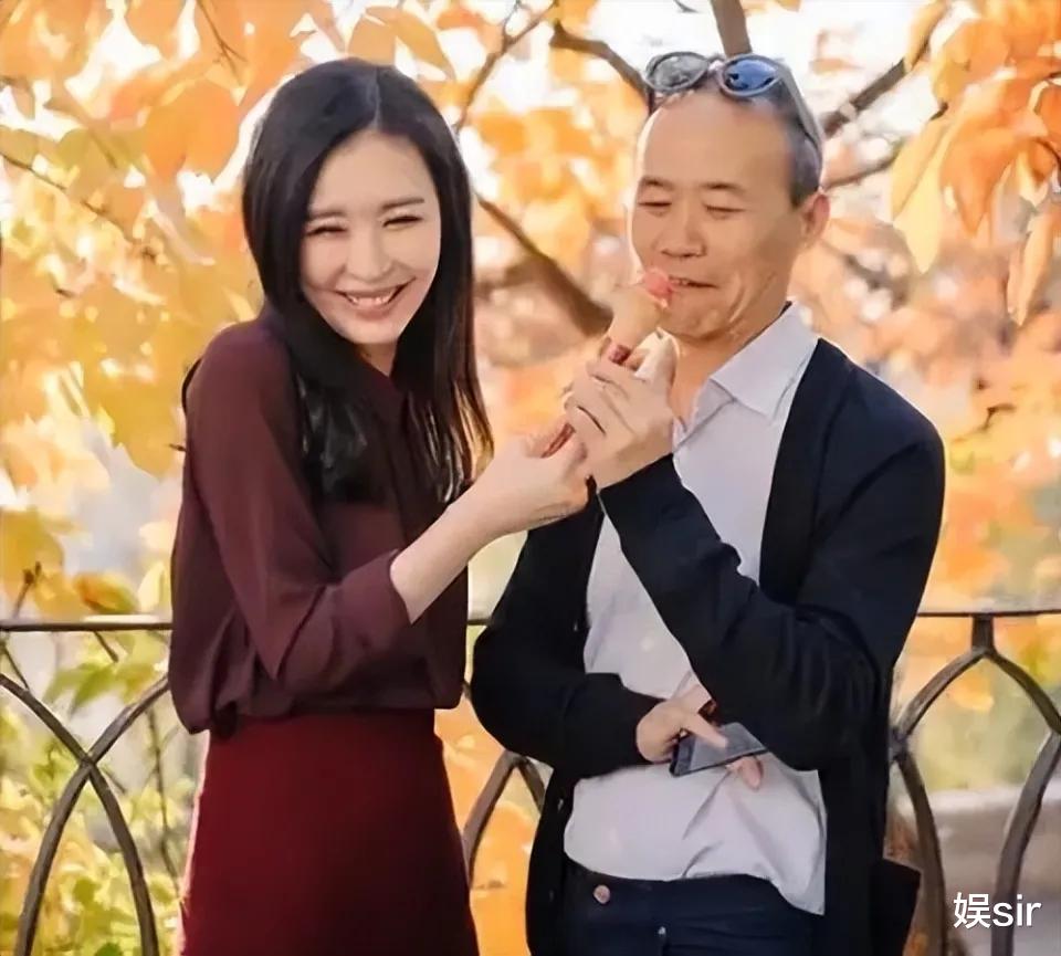 73岁王石近照曝光，头发稀疏花白显苍老，与田朴珺现身巴黎奥运会