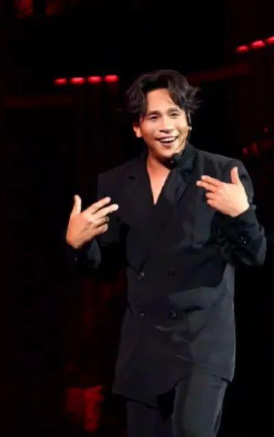 宋小宝韩国爆改两月半,回国首秀惊艳亮相还跳了王嘉尔的巴比龙!