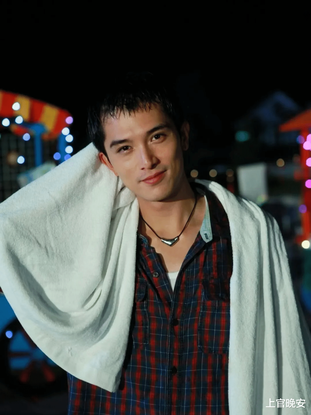 “天生桃花眼”的男星只服这6位，眉目传情自带苏感，看狗都深情