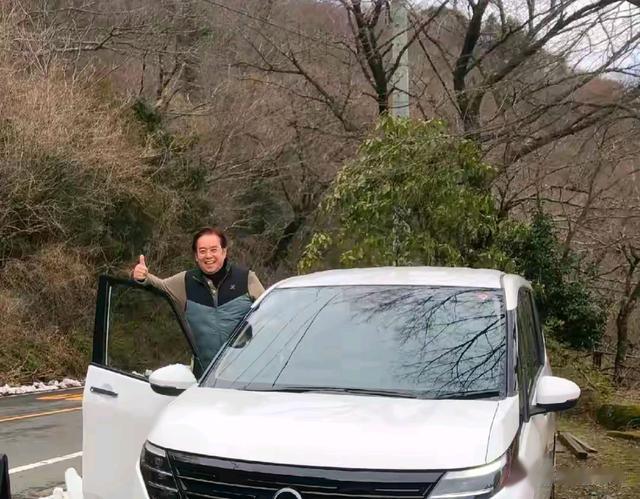 73岁谭咏麟和情人游日本,穿平价衣服开普通车,原配妻子无怨无悔