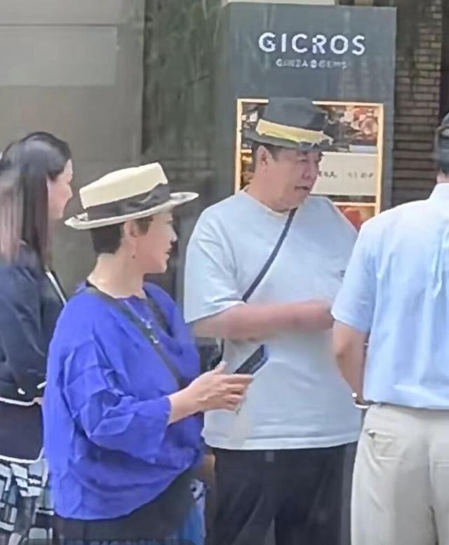 67岁张铁林陪59岁女友游日本,戴情侣帽街头合照,相恋十年好恩爱