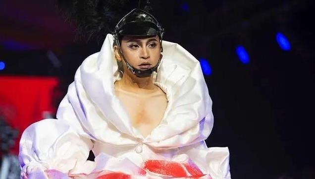 过气明星的卑微：街头求抱、成老赖、给网红打工，满地心酸