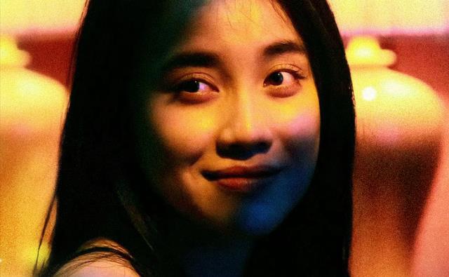 看到张艺谋的新女主角，再看王家卫的李宛妲，有对比才有差距