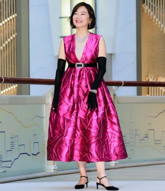 林青霞不医美不装嫩,真空穿长衫布鞋像普通奶奶,却比刘晓庆舒服