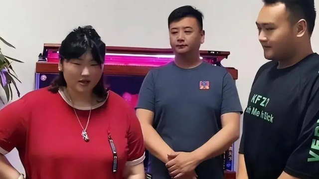 大衣哥心中最大的痛:被村民欺负不算啥,200斤的女儿形同废人