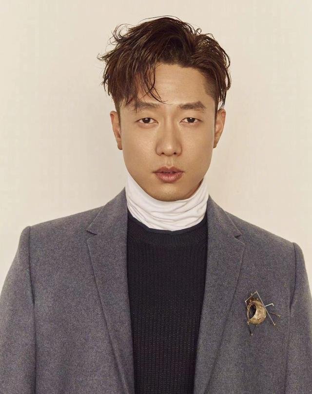 凌潇肃超市购物，憔悴水肿头发炸毛，网友形容像洪世贤流落街头