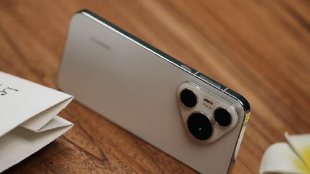 华为终于摊牌了，Pura70跌价1322元，高端旗舰售价一降再降