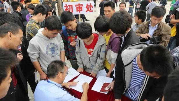 985硕士晒“税务局”工资，自嘲每月不够花，网友：谁绑你了吗？