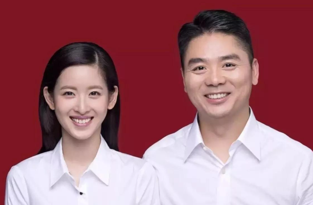 章泽天盛装出席校友会,胸针却引发猜疑,她比刘强东还要“精明”