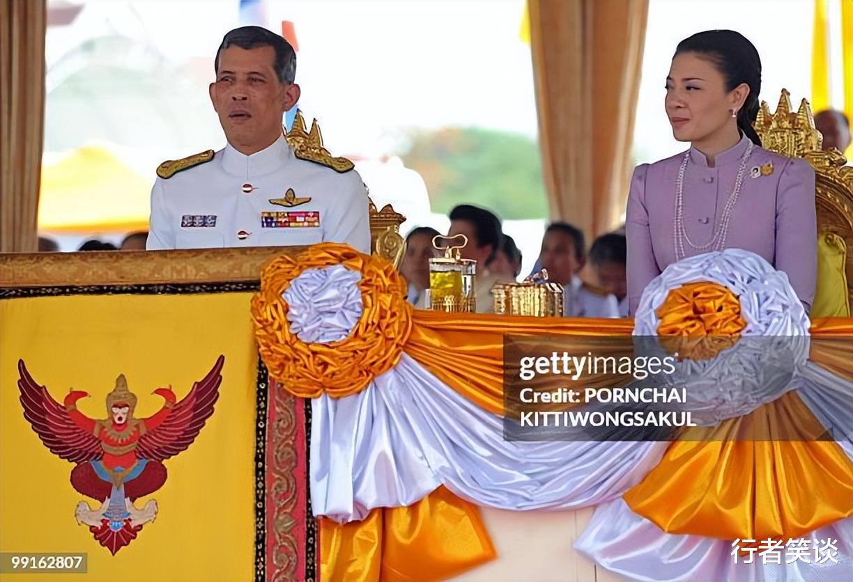 泰王扩充后宫嫔妃编制！西拉米重现海报，新宠普卡迪是骨感美人