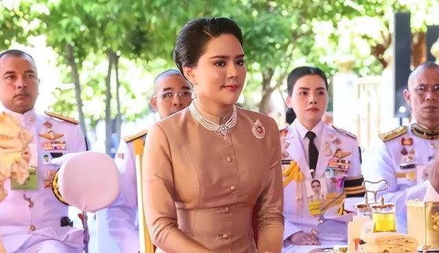 泰王“三位新妃”近照被爆,西内搭首次亮相,五官轮廓水嫩如校花