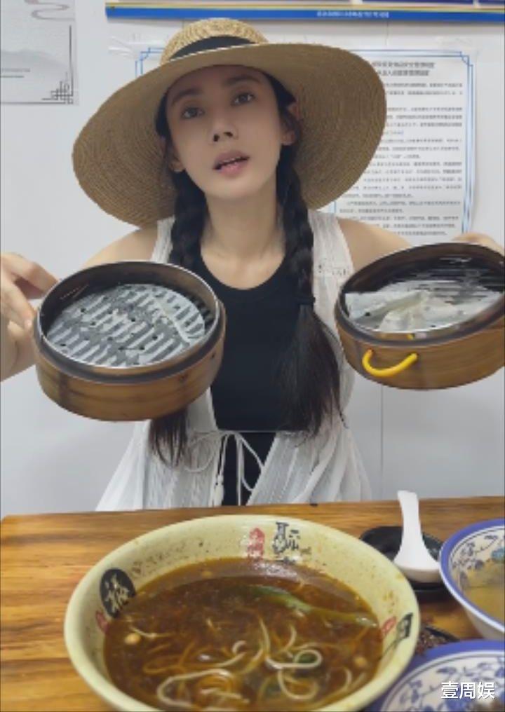 秋瓷炫带儿子出门吃早餐，包子一口一个，食量惊人吓坏经纪人！