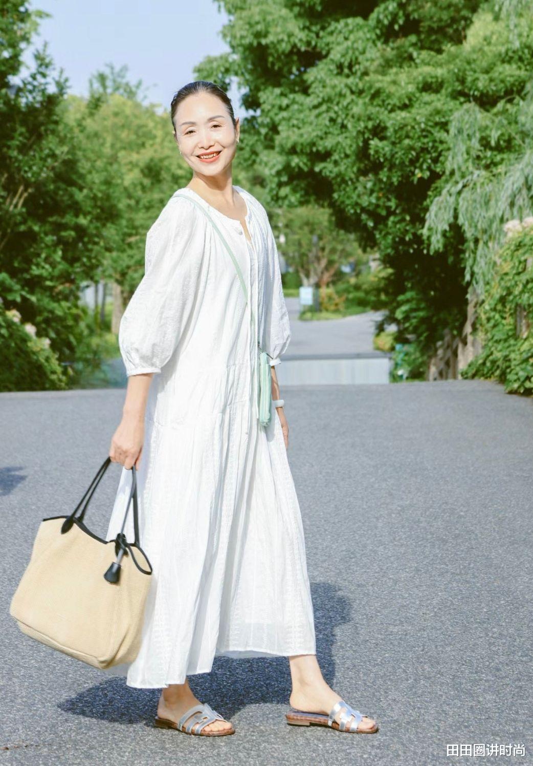 这是我见过最会穿的大妈：62岁发不过肩，搭配简约，谁见都夸洋气