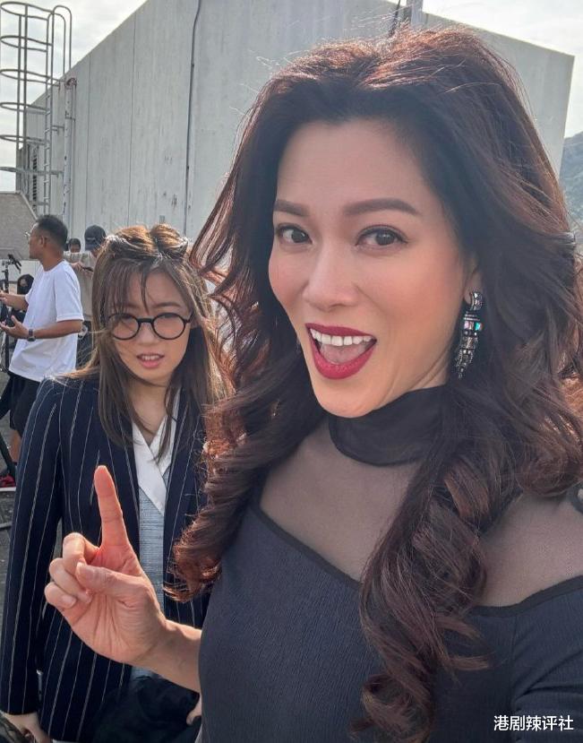 TVB女星随剧组北上引轰动,态度亲民不抗拒拥抱,曾被同剧男星暗怼