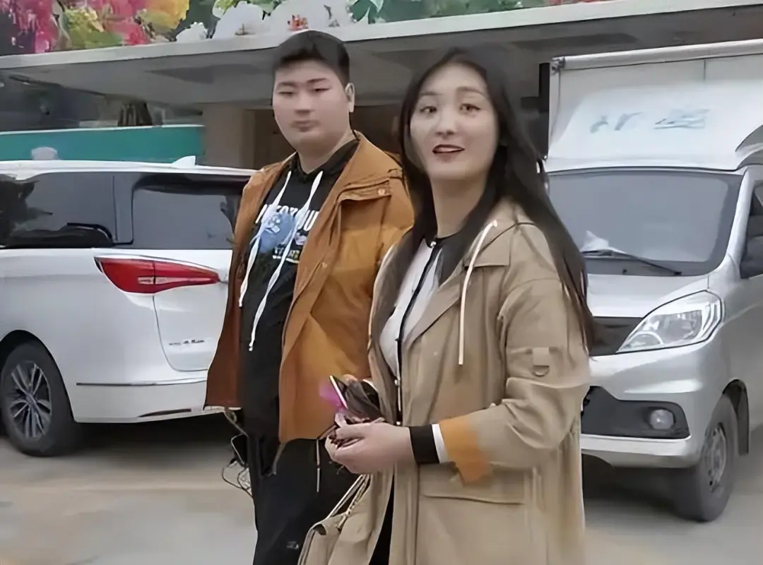 朱小伟一家三口露面，大衣哥儿子瘦了不少，与陈萌结婚后很阳光