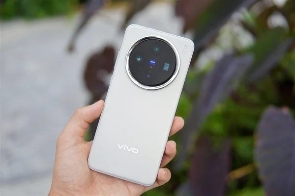 金属中框+3D超声波指纹+无线充+6K电池+潜望 vivo X200s参数曝光