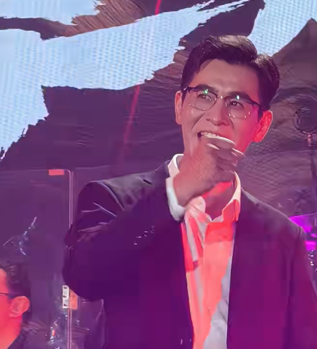 当45岁乔振宇和45岁冯绍峰同框，才彻底懂，颜值扛不扛老区别真大