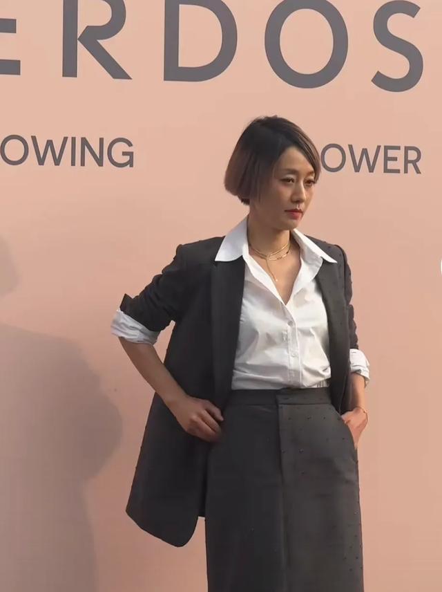 马伊琍换新发型,被网友吐槽太显老,新造型一言难尽