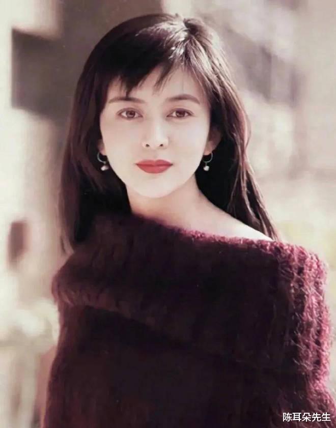 李连杰妻子利智,黑色网纱上衣,短发造型,美丽有气质