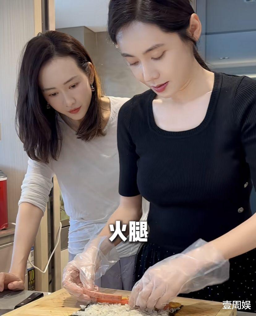 秋瓷炫邀请王鸥来家做客,私下关系曝光,网友:你老公晚上看剧本吗