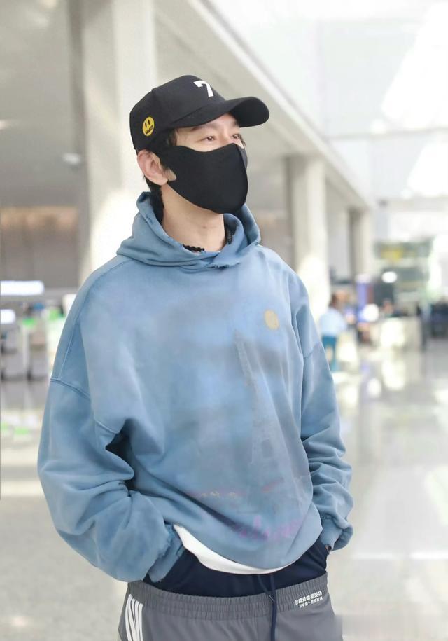 黄晓明机场穿搭被吐槽珂学上身,中国贾斯丁比伯后继有人了