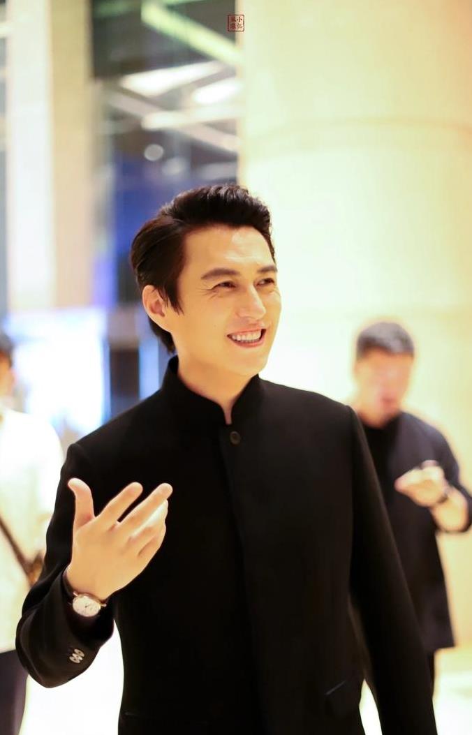 靳东和宋佳登上了新闻联播，参加春节团拜会，又飒又美根正苗红！