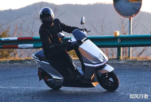 爱玛、绿源发布新款电动摩托车，最高时速64Km/h，最大续航240里