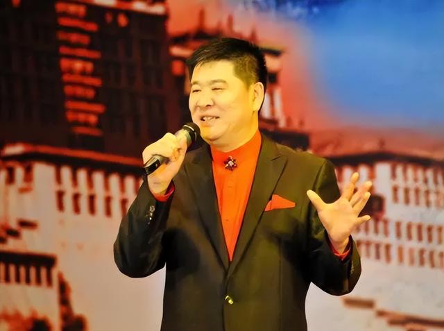前央视主持人，因一句话惹怒赵本山被辞退？如今57岁的他怎样了