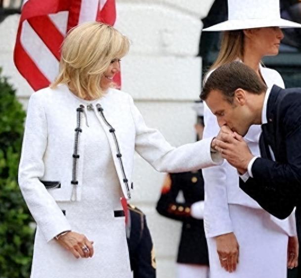 48岁马克龙对71岁妻子不仅是灵魂伴侣，更是生理性喜欢，你觉得呢