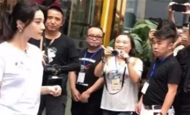 范冰冰被大妈用200元手机拍下，淡妆在街头，暴露真实颜值