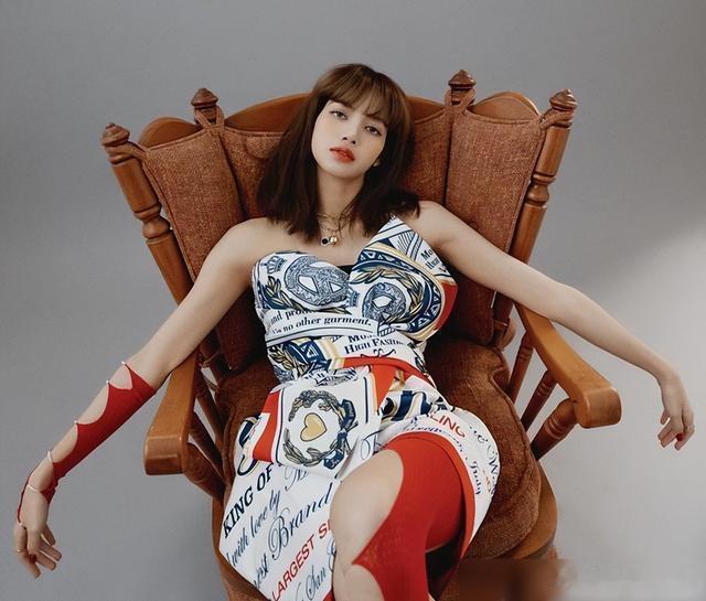 Lisa泰国见面会围了根麻花在身上,她笑的真像泰女!Lisa成土妞