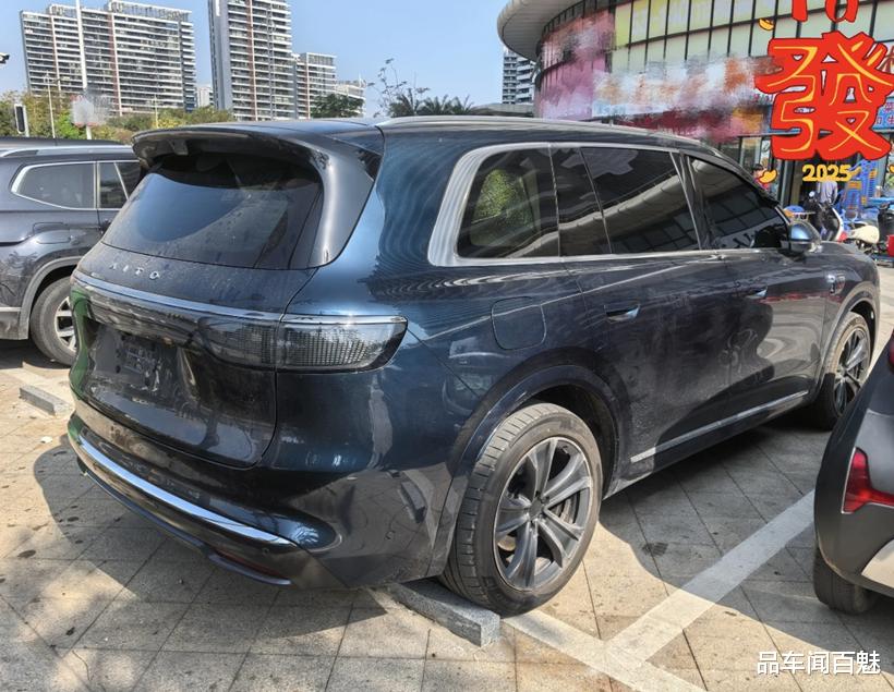 问界M8实车再度露面，车长近5米2，搭载1.5T增程器+前后双电机
