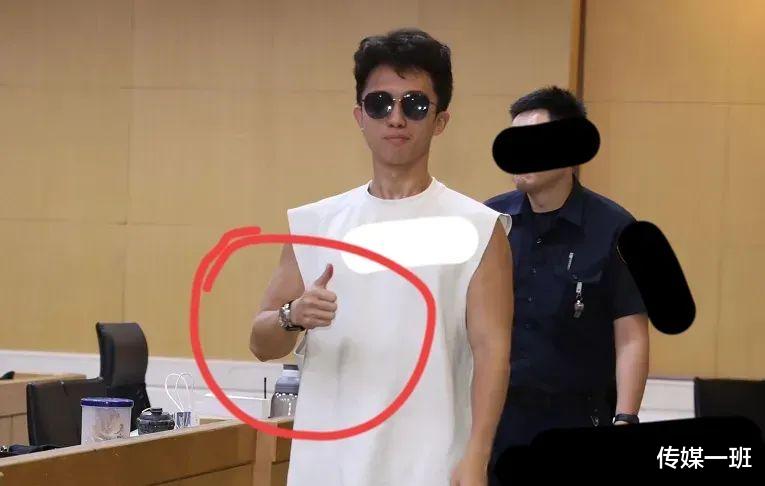 星二代讨债鬼，他15岁才断奶，如今再被抓进警局，狄莺太溺爱儿子