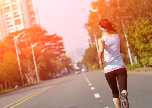 35岁的我，与年轻健身教练的早晨锻炼，每一次汗水的交织，都是对生活的热爱。