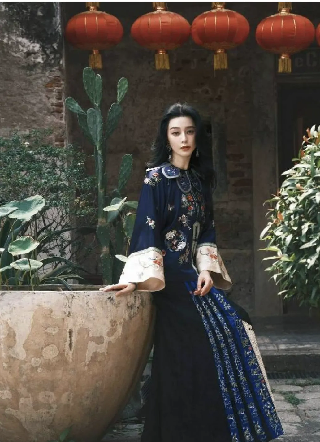 网友偶遇42岁冰冰：坐三蹦子泰国巡游，别人骑大象骑牛她坐三轮车