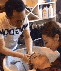 窦靖童要把王菲愁死了！剪莫西干发型秒变三毛，穿红绿撞色衣出行