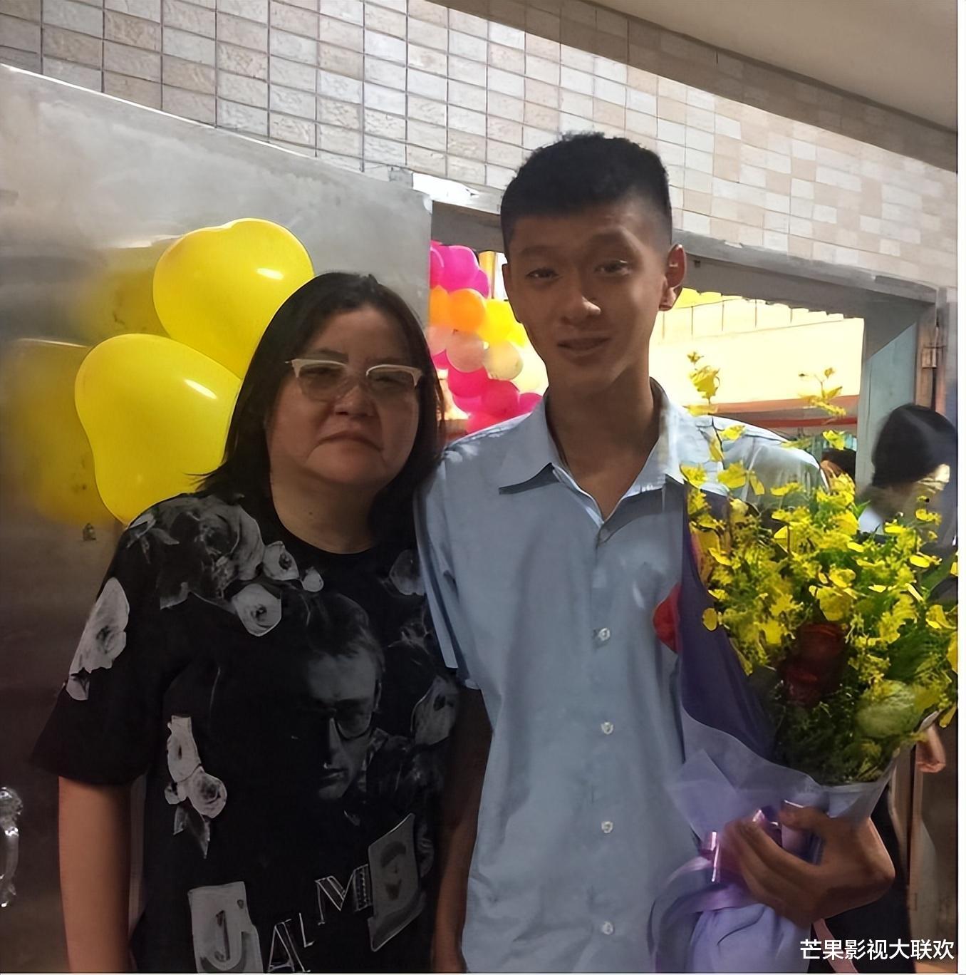 陈宝莲跳楼21年,儿子被王菲经纪人抚养长大,模样酷似干爹黄任中