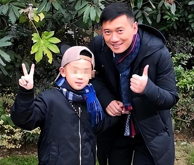 “戏里”是父女,“戏外”是夫妻,他们关系公开时,孩子都8岁了