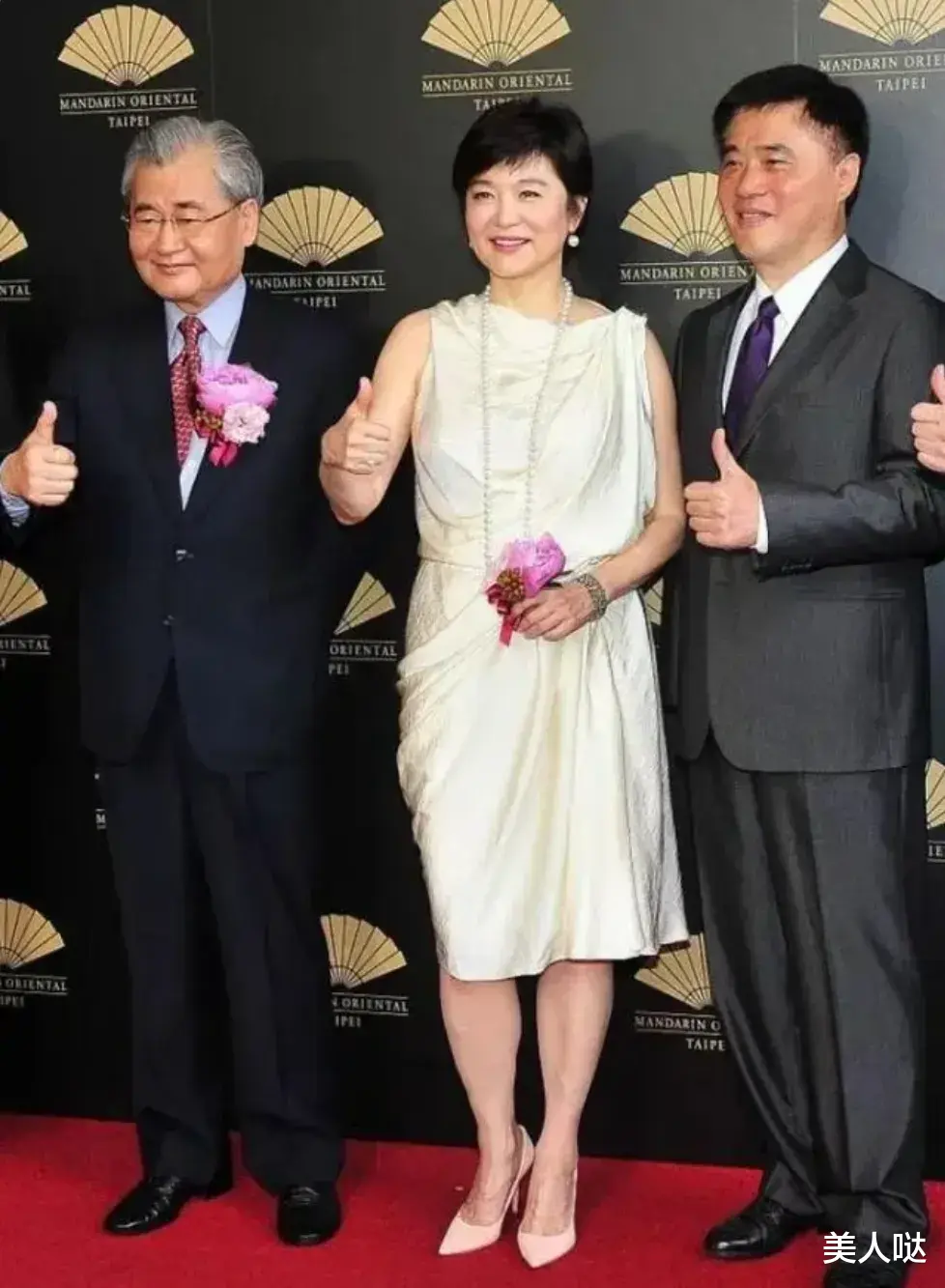 林青霞剪超短发太减龄,穿小白裙优雅时髦,脸蛋紧致没皱纹