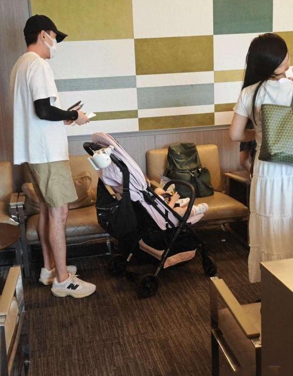 胡歌一家罕见亮相，女儿小茉莉学会走路，黄曦宁披长发抢镜，幸福