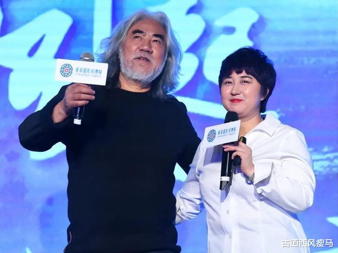 张纪中一家五口在美国过年,唯独没带大儿子,继子年纪越大越忌讳