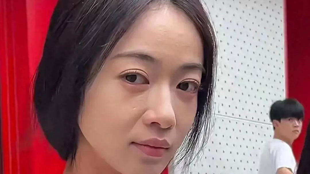 34岁吴谨言满头白发，33岁谭松韵穿大妈装，35岁宋轶满脸褶子