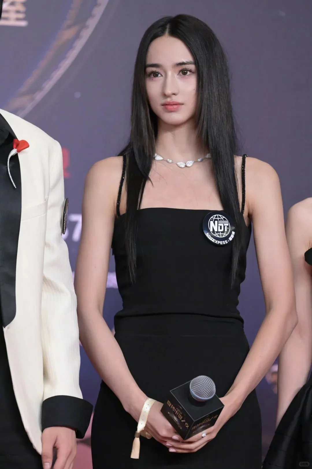 一张红毯照火出圈,获封内娱新晋颜霸:12年前的雨林女孩长大了!