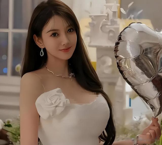 黄晓明女友叶珂生图曝光，又黑又壮颜值普通，和白富美形象差距大