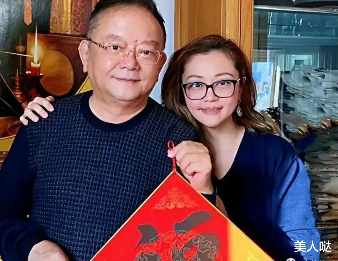 王刚全家福曝光！大女儿打扮精致不如继母美，儿子比孙子几乎同岁